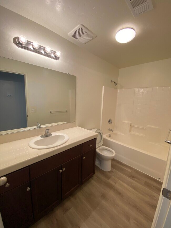 Building Photo - 450 Topanga Ct