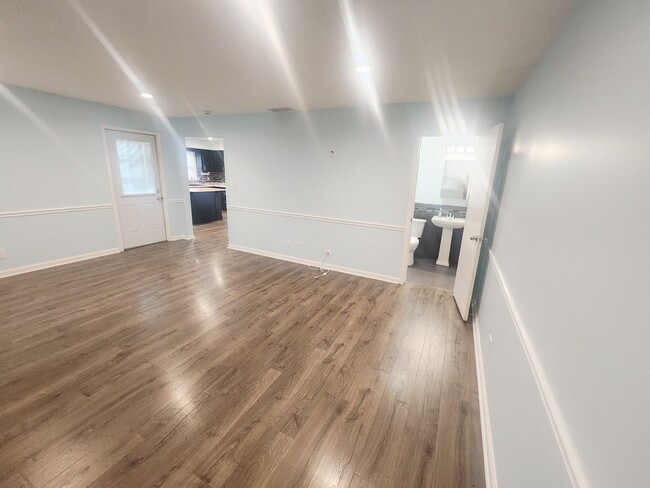 Building Photo - Beautiful 3 bedroom 2 full bath with garag...