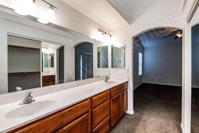 Building Photo - GORGEOUS 4 BEDROOM HOME
