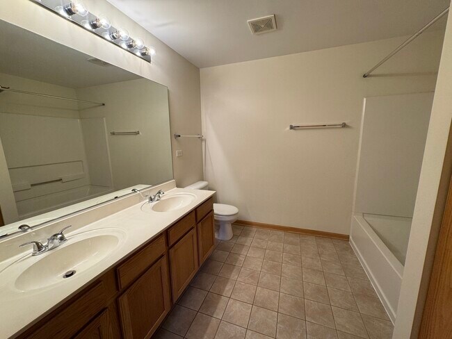 Building Photo - 2268 Vanderbilt Dr