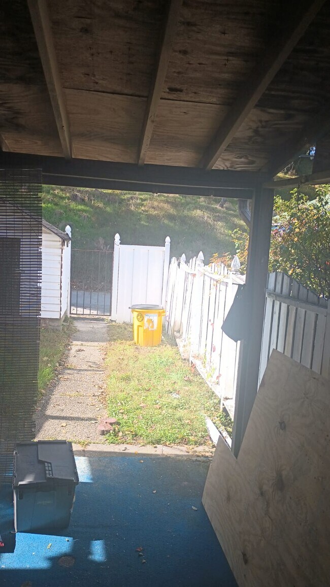 Building Photo - 504 Roundview Rd