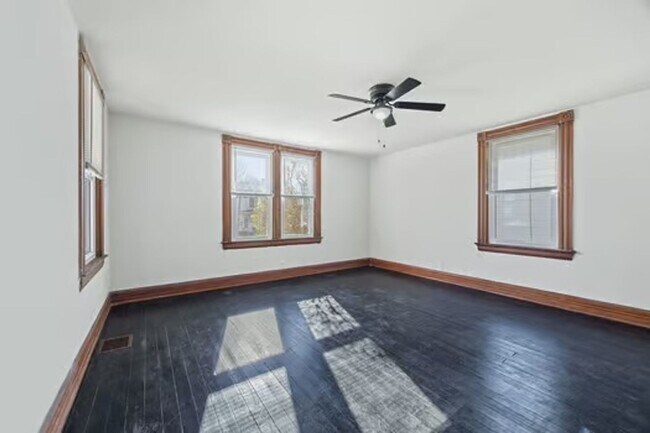 Building Photo - CHEVIOT:  Adorable 2+ bed 1.5 bath 2 story w 2 car garage
