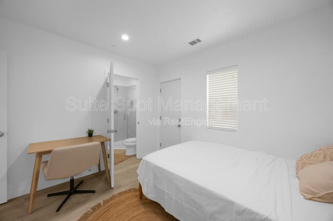 Building Photo - 308 N Catalina Ave