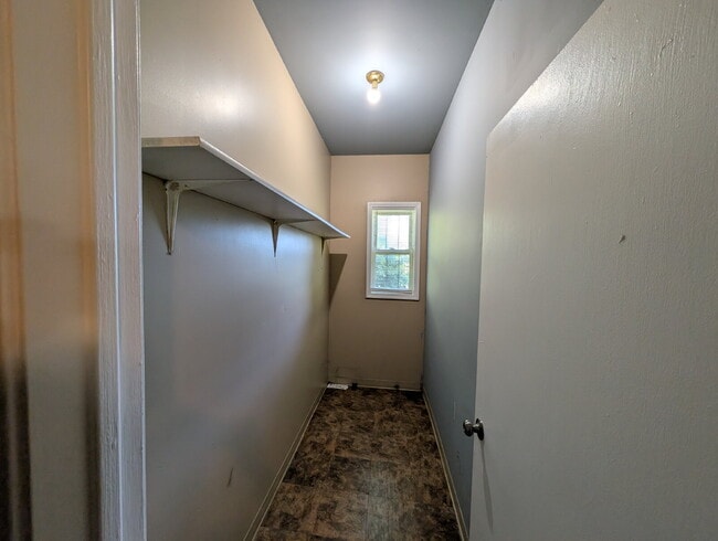 Building Photo - Spacious 1BR/1BA with Off-Street Parking – $1,000/Month