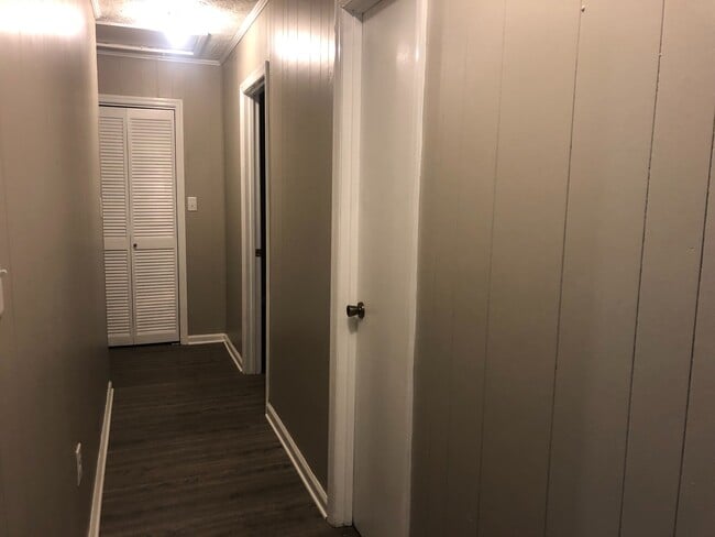 Building Photo - 515 Chateau Dr SE
