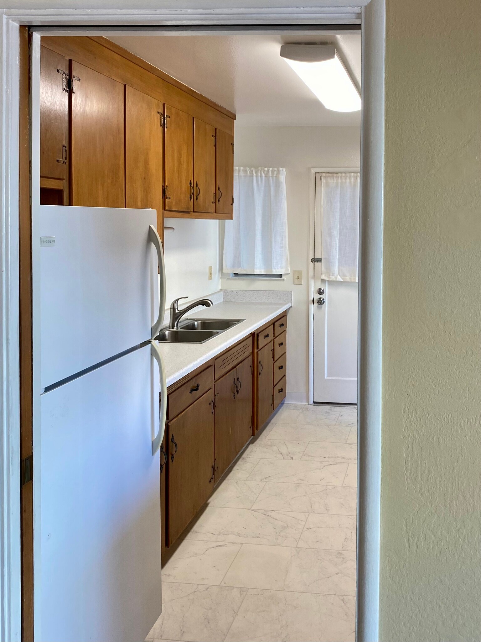 Kitchen - 659 Hillsborough St