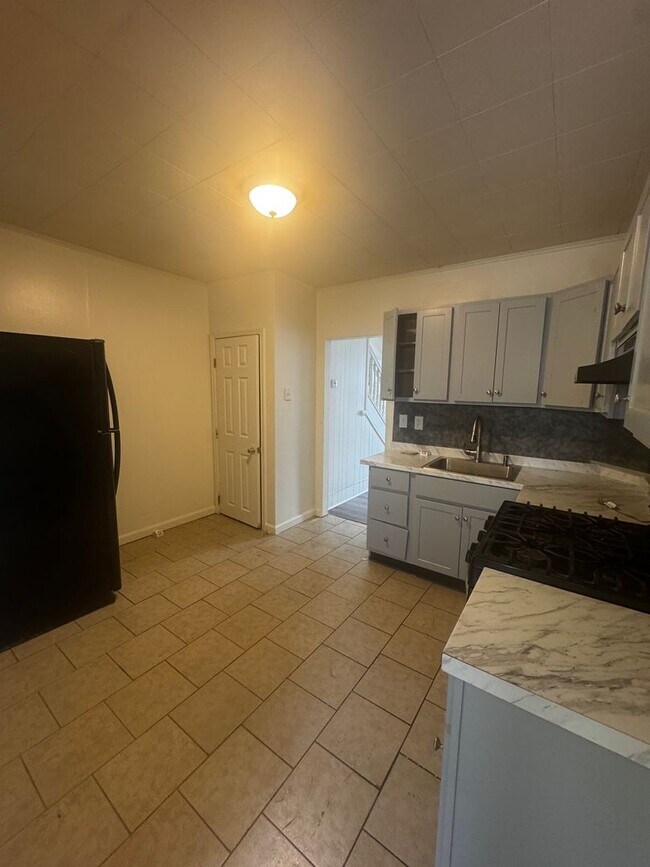 Building Photo - Beautifully Remodeled 4-bedroom Home located in Allentown