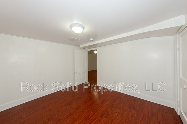 Building Photo - 506 E 7th St