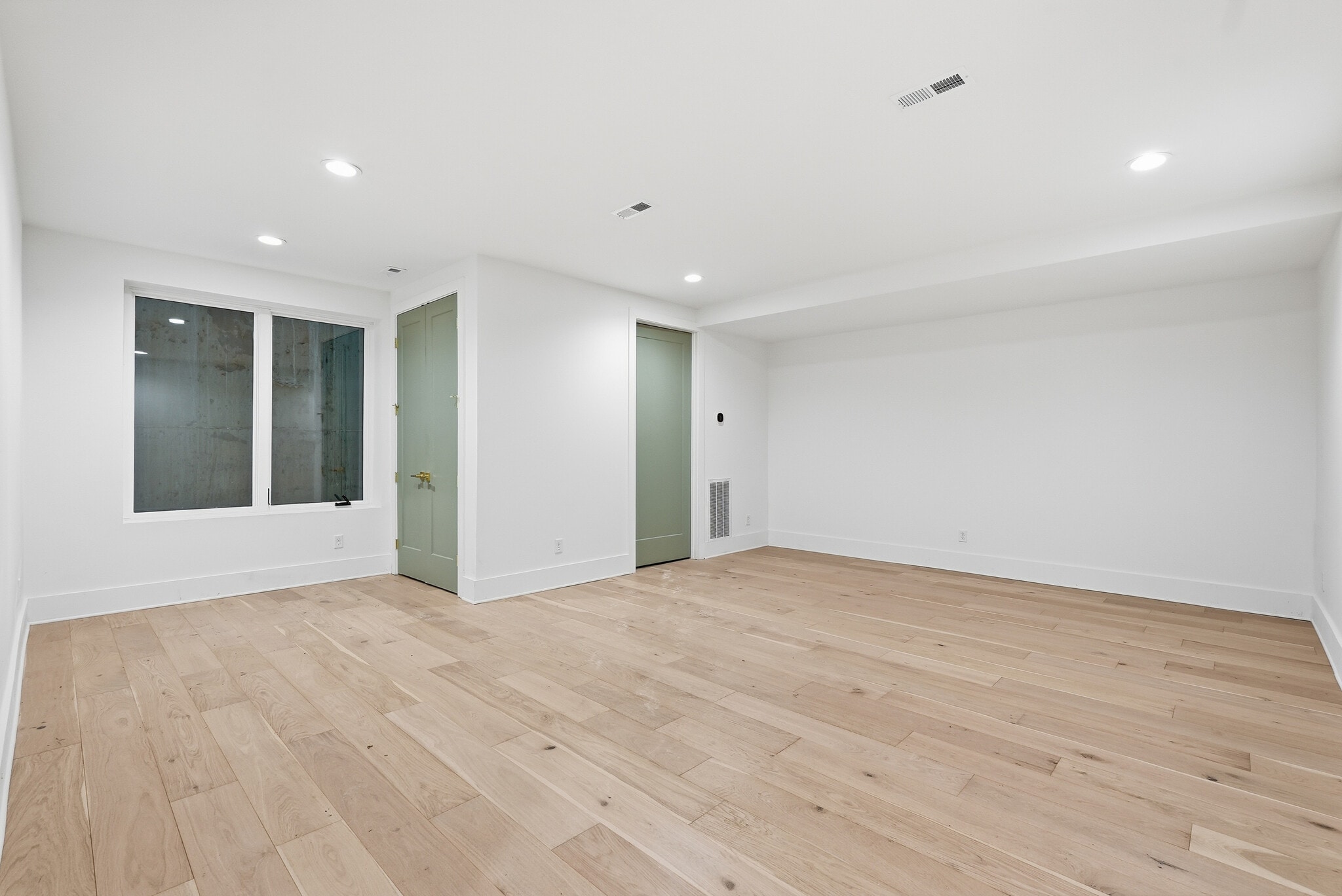 Spacious bedroom featuring modern flooring, neautral tones, and abundant natural light - 3718 West End Ave
