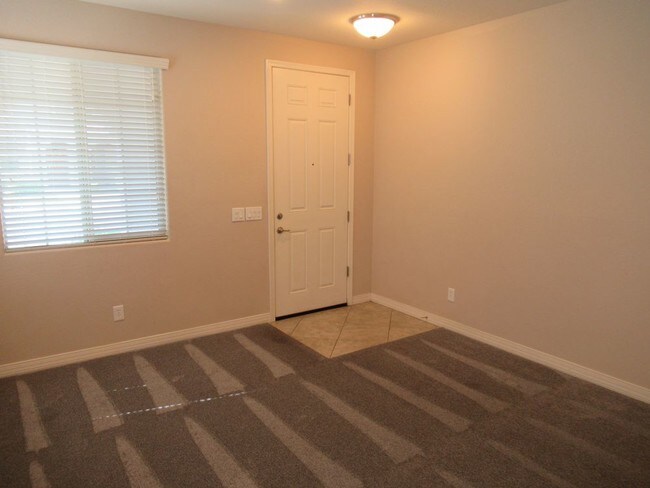 Building Photo - MOVE IN SPECIAL