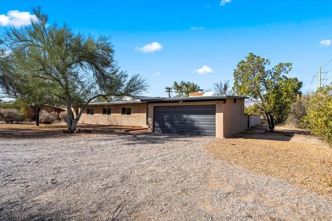 Building Photo - Charming home located in Indian Ridge Esta...