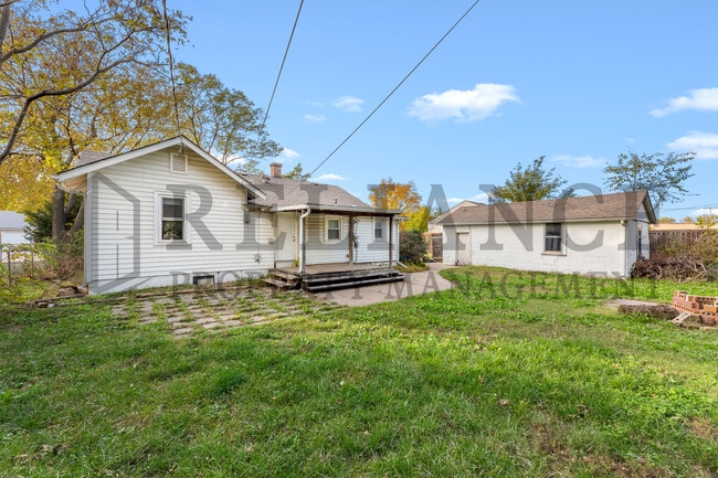 Building Photo - 612 N Custer St