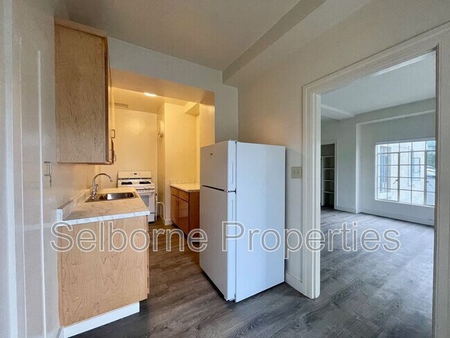 Building Photo - 2501 Ivy Dr
