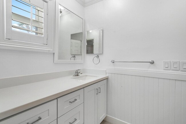 Building Photo - 150 SW 11th Ct
