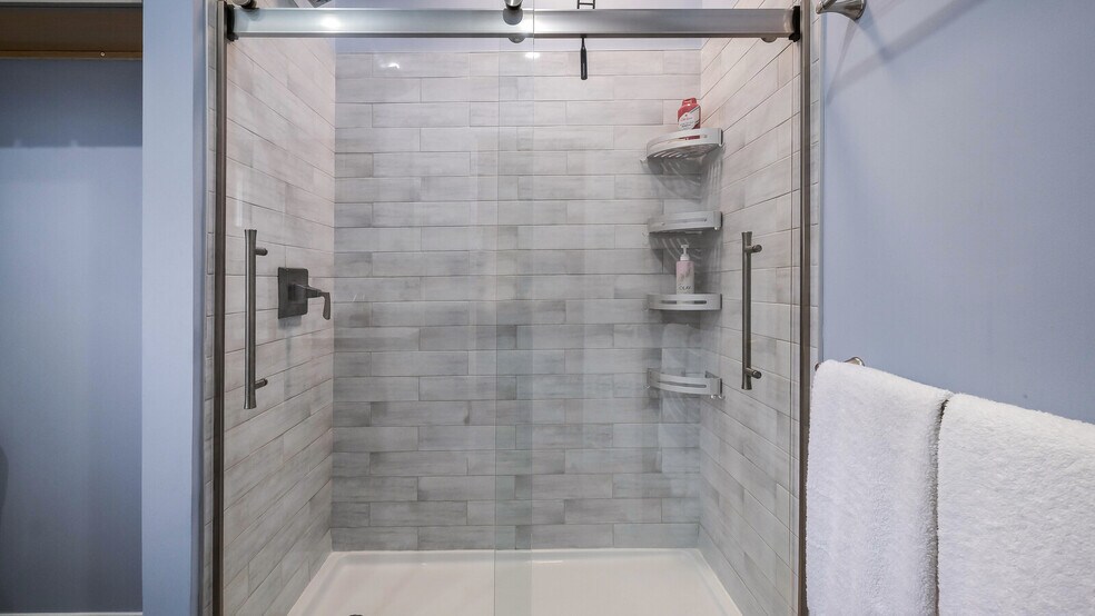 Master bath - 321 E Jefferson St