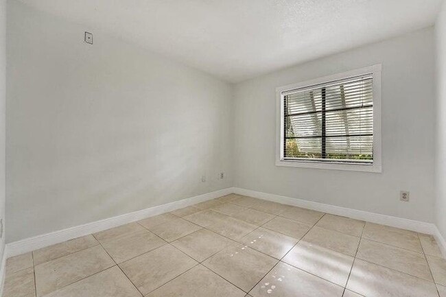 Building Photo - 2737 Lowson Blvd