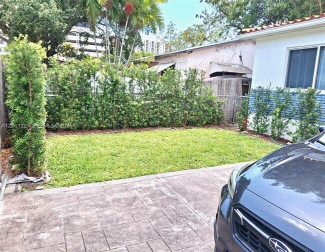 Building Photo - 2700 SW 28th Ct