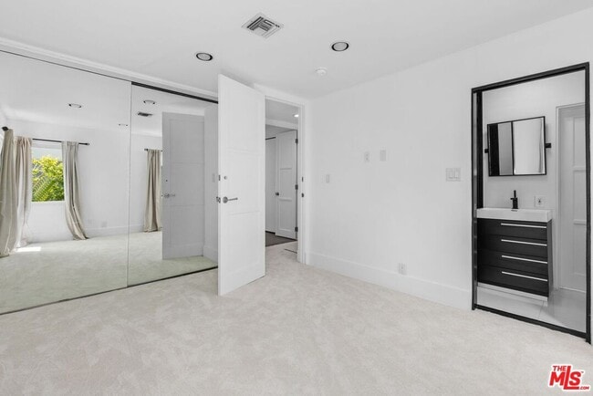 Building Photo - 305 S Bedford Dr