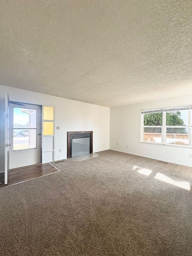 Building Photo - ****MOVE IN SPECIAL**** 1/2 off the first ...