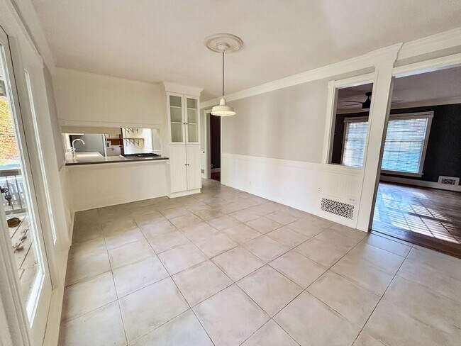 Building Photo - Cozy 4 BR 2 BR House in Piedmont Hills!