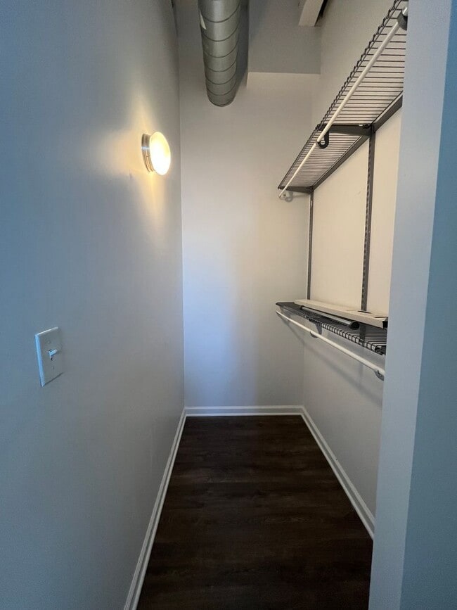 Building Photo - Loft-style condo-quality 3 Bed/2 ba IN UNIT LAUNDRY