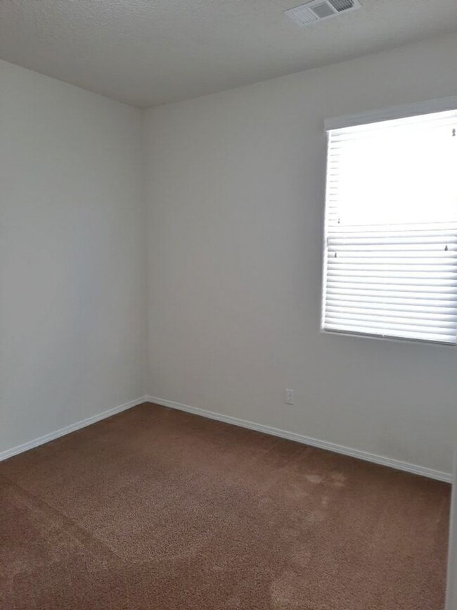 Building Photo - 3 bedroom 2 bathroom home in Rio Rancho! C...