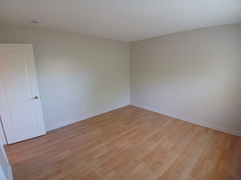 Building Photo - 9952 Vanguard Dr