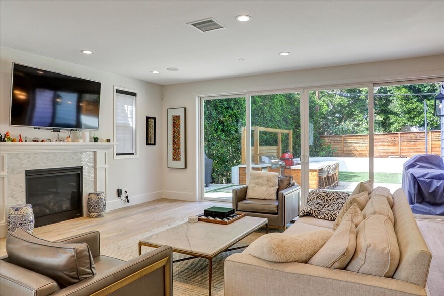 Building Photo - 10593 Kinnard Ave