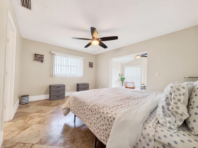 Building Photo - Discover the perfect Naples Park rental just minutes from the beach.