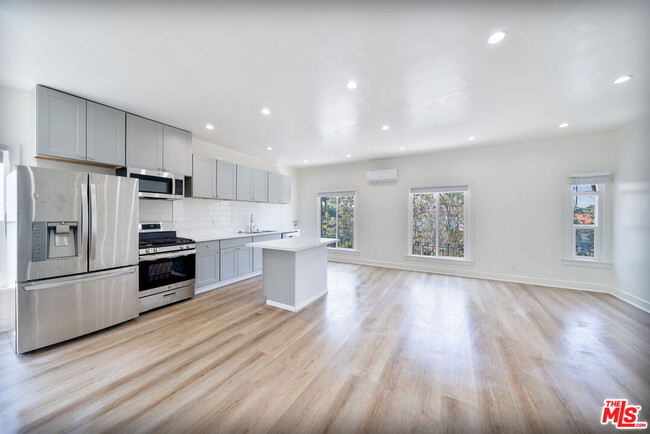 Building Photo - 132 S Kenmore Ave