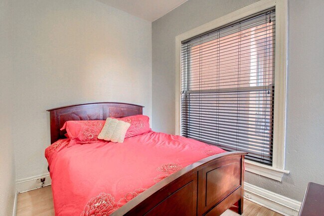 Building Photo - Charming 2 bed 1 bath W/D in unit, free parking, renovated kitchen, fenced backyard, in a walkabl...