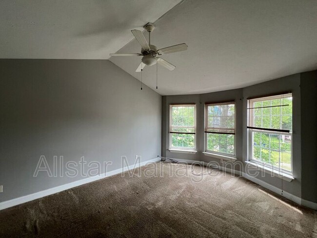 Building Photo - 10631 Englewood Ave