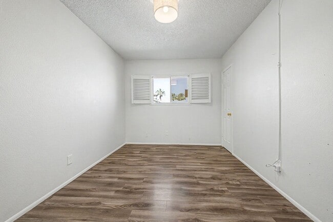 Building Photo - Charming Townhouse