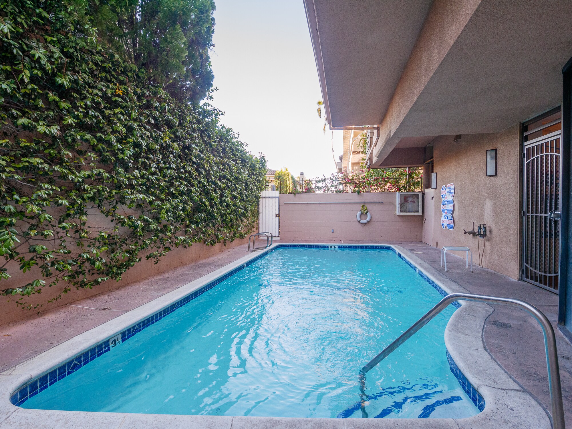 Building Photo - 2276 S Beverly Glen Blvd