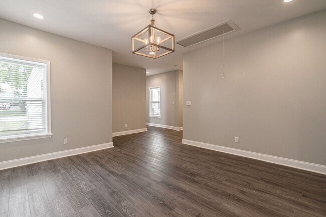 Building Photo - 806 Longfield Ave