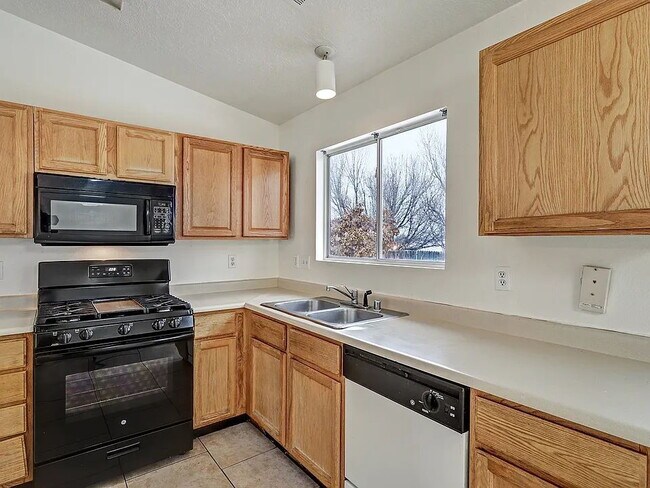 Building Photo - "Spacious 4-Bedroom Gem on Quartz Dr – Your Ideal Albuquerque Retreat!"