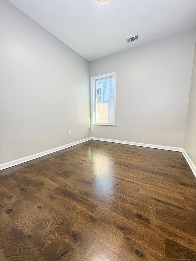 Building Photo - 126 Burroughs St