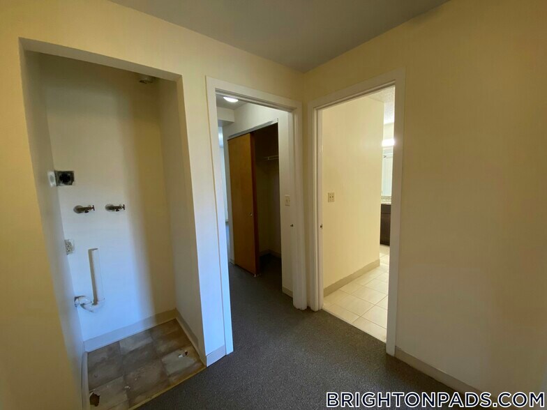 Building Photo - 152 N Beacon St