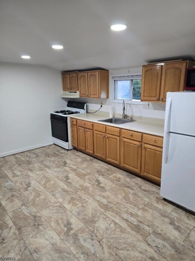 Building Photo - 18 Donna Dr