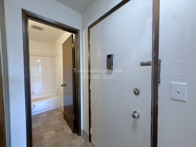 Building Photo - FREE Reserved Parking!!! Bright Sellwood 1 Bed Apartment w/New Carpet