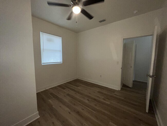 Building Photo - 2504 Danson St
