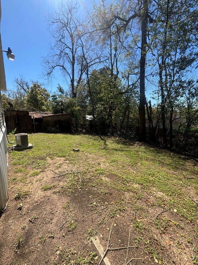 Building Photo - Gorgeous 3bed 1 and a half bath home.