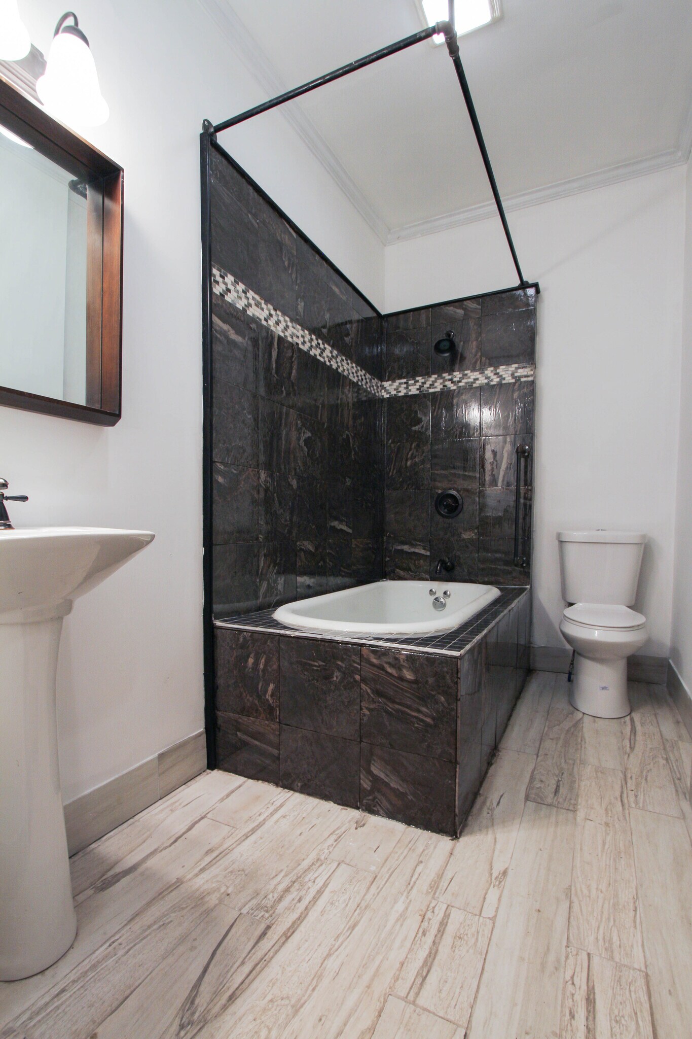 Building Photo - 546 Shull St