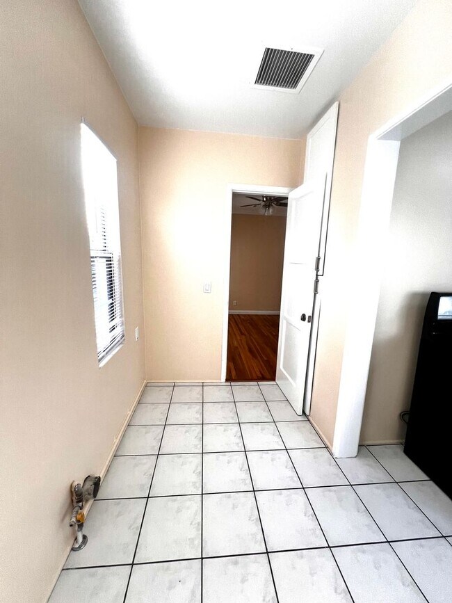 Building Photo - Single Family. 3-bed Home - Desireable Neighborhood!
