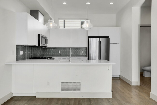 Building Photo - $3,100.00 - 2 Bedrooms, 2.2 Bathrooms, Townhouse in Denver with Roof Deck!