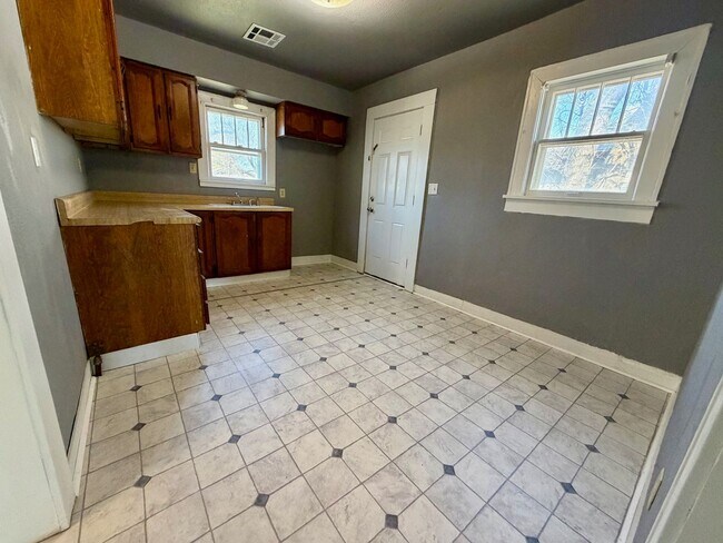 Building Photo - 3 Bedroom and 1 Bathroom Home in Shawnee for rent