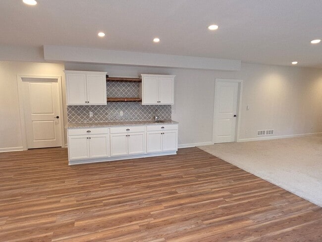 Building Photo - Like New 5 bedroom Pewaukee home in Broken...