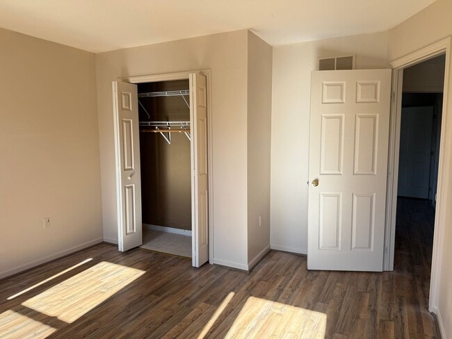 Building Photo - Beautiful 3 Bedroom 1.5 Bathroom Townhome ...