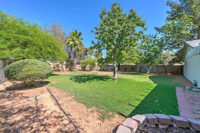 Building Photo - 5945 S Palm Dr