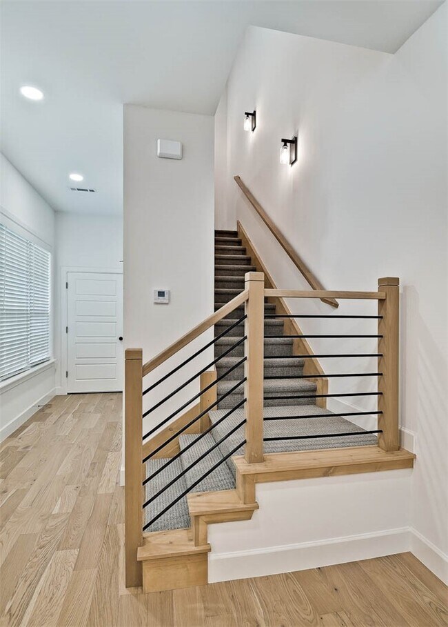 Building Photo - 502 W Persimmon St